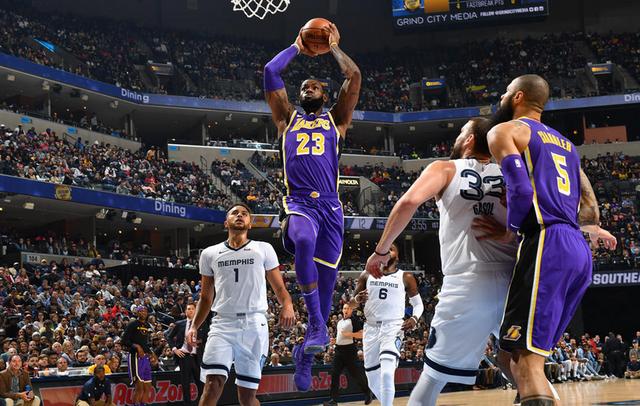  詹姆斯轰下三双助湖人力克掘金迎五连胜  